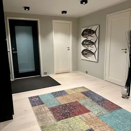 Moderne Bolig Pa Vakre Vannoy *